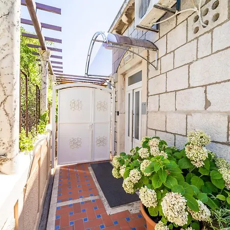 Nina 게스트하우스 3*